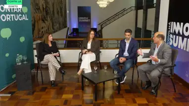 Frame da emissão, em que aparece o painel do debate.